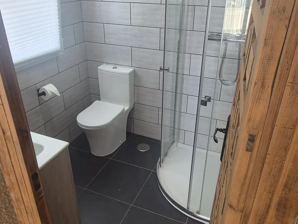 Badkamer met douche